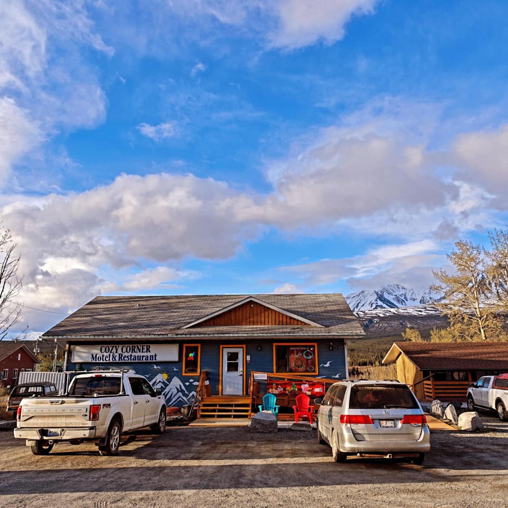 Cozy Corner Motel & Restaurant Haines Junction Buitenkant foto