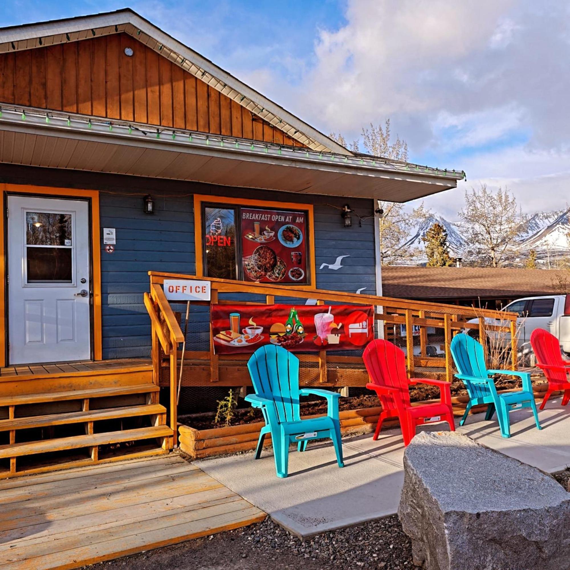 Cozy Corner Motel & Restaurant Haines Junction Buitenkant foto